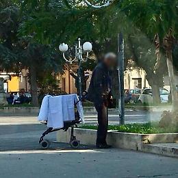 Vittoria, pip&igrave; nell'aiuola davanti ai passanti in piazza Senia