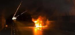 Auto in fiamme in galleria Catania-Siracusa: traffico deviato