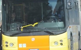 Sul bus senza biglietto, aggredisce controllore che la stava multando