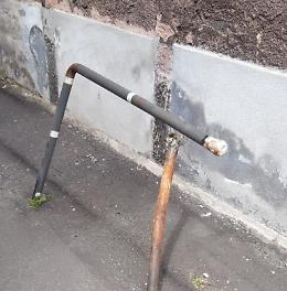 Trecastagni (CT): ostacolo pericoloso.