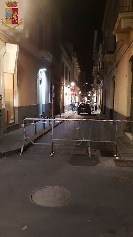 Catania, per inaugurare il negozio chiude la strada con le transenne
