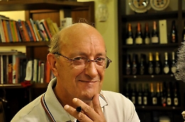 Catania, morto storico dj, si schianta con la Vespa contro camion