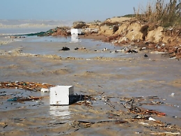 Marina di Acate: sporcizia e resti di  fitofarmaci a mare