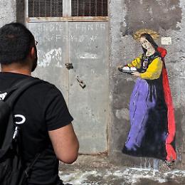 Alla Pescheria spunta un murales con Sant'Agata, l'omaggio di Tvboy