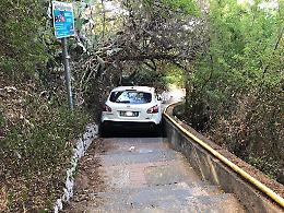 Taormina, auto incastrata lungo scalinata pedonale: "Colpa del navigatore"