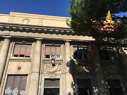 Catania, incendio in un deposito dell'istituto De Felice