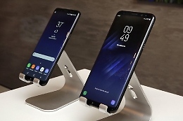 Dopo lo scandalo del Note7, Samsung affida il rilancio all'S8: mega display e sblocco con l'iride