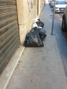 Catania, rifiuti della differenziata lasciati davanti ai portoni in via Canfora