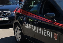 Palpeggiano due anziani disabili per derubarli: due romene arrestate