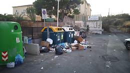 Catania, via Nuovalucello: rifiuti abbandonati in zona videosorvegliata