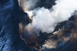 Etna visto dall'alto: vulcanologi lo osservano su volo Guardia Costiera