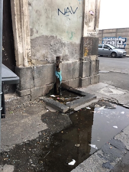 Catania: copiosa perdita d'acqua nella fontanella di Via Colajanni
