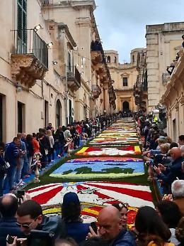 Infiorata di Noto 2019, le foto dei mosaici di fiori che celebrano gli italiani d'America