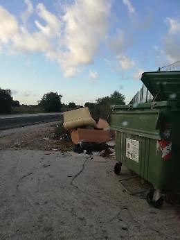 Siracusa: discarica di mobili in traversa San Corrado