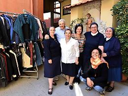 Nella "boutique" della carità, abiti, medicine e cibo per chi è in difficoltà