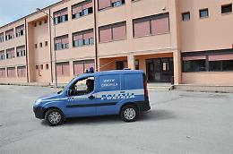 Ragusa, blitz della Polizia in un liceo e in un istituto professionale: trovati hashish e marijuana