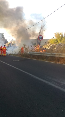 Catania,  stradale Coda Volpe: incendio a causa della mancata pulizia delle sterpaglie