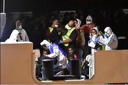 Catania, dalla Diciotti sbarcano i 29 minori, Procura ipotizza il “sequestro di persona”