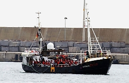 Migranti: finisce odissea Mare Jonio, sequestrata la Eleonore a Pozzallo, assalto a Lampedusa