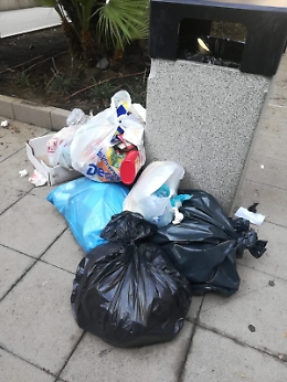 Catania: piazza  riaperta e gi&agrave; nel degrado.