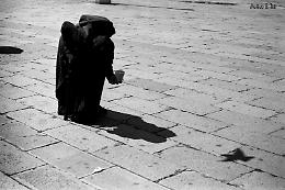 Valguarnera, sindaco autorizza profugo a mendicare