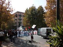 Protesta studenti a Catania: palloncini pieni di vernice contro mezzi della Polizia