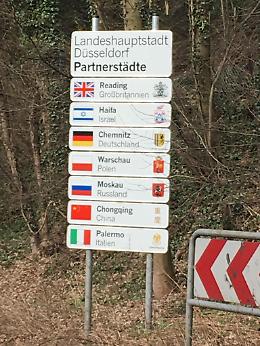 Trovare a Düsseldorf un cartello con scritto Palermo