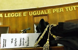 "MI ha picchiato dinanzi a mio figlio"