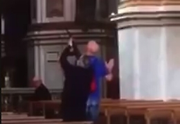 È una bufala il video virale del prete che spara ai piccioni