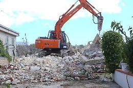 Licata, le minacce non fermano le ruspe: demolizioni continuano