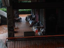 Bivacchi e bagni a cielo aperto: nell'ex centro commerciale "Vulcania" è emergenza sociale