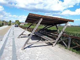 Catania, pensilina in legno "collassata" alla Plaia: ho segnalato al Comune ma nessuno interviene