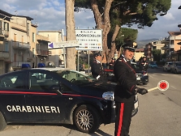 Botte, minacce e auto dei genitori distrutta a sprangate: arrestato