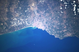 Parmitano dallo spazio sorvola Catania e la fotografa: «La mia città»