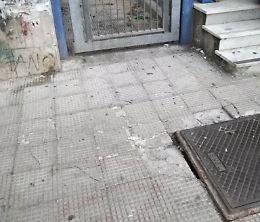 Catania, tombino pericoloso davanti istituto scolastico