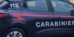 Si oppone a relazione sentimentale del figlio e gli sequestra la fidanzata: arrestato