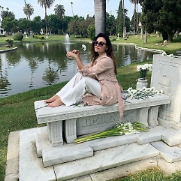 Romina Jr Carrisi sulla tomba di nonno Tyrone e "scoppia" il finimondo