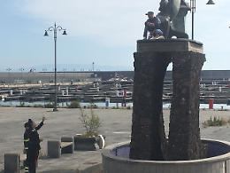 Riposto, si arrampica sul monumento e minaccia di lanciarsi