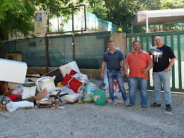 Rifiuti, i lavoratori del centro di raccolta: «Ormai siamo considerati invisibili»