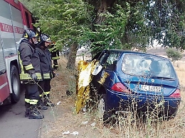 Auto contro un albero, muore un 79enne e tre persone ferite