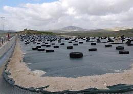 Gela, travolto da un escavatore, muore un operaio