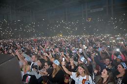 Tiziano Ferro, fan scatenati ad Acireale nonostante i controlli