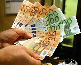 Trova mille euro per strada e li restituisce al turista francese che li aveva persi