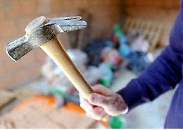 Catania, rivale in amore preso a martellate: salvo grazie al casco