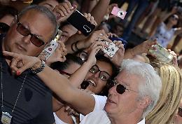 Donne in delirio per Richard Gere