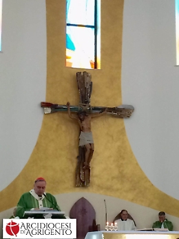 La croce "Milagro" portata a Lampedusa nell'isola simbolo dell'accoglienza