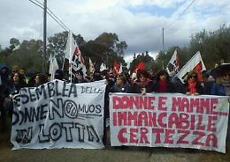 La rabbia delle donne “noMuos” al rogo i fantocci di Renzi e Obama