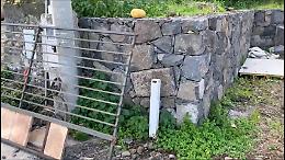 Giarre, il cancello si stacca e la travolge: grave una donna