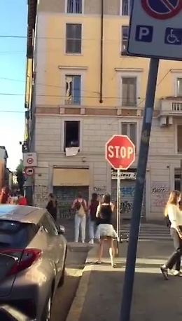 Milano, "discoteca" in strada e la polizia identifica la dj