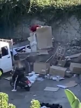 Catania, abbandonano rifiuti e poi si "difendono" su Facebook: identificati e denunciati